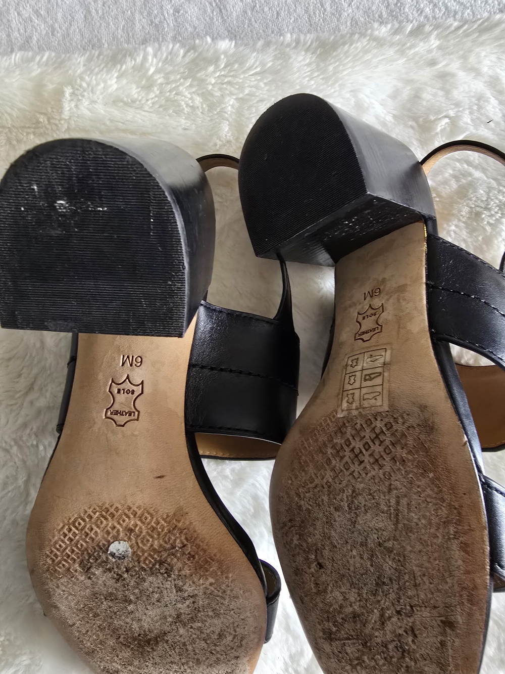 Tory Burch Black Leather Sandals with Gold Logo - Picture 4 of 5